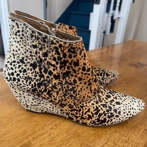 Matisse 8.5 Women’s Nugent Wedge Bootie w/ cow fur